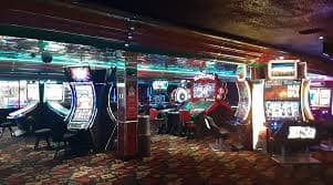Meja live casino interaktif dengan dealer langsung di slot999